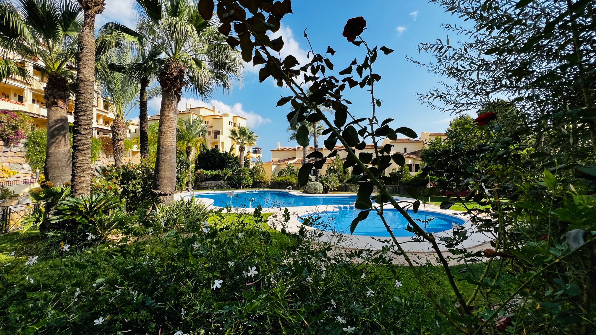 Apartamento de 2 dormitorios, 2 baños y jardín privado en planta baja en la urbanización Villa Gadea, Altea. Plaza de parking incluida en el precio de venta. 