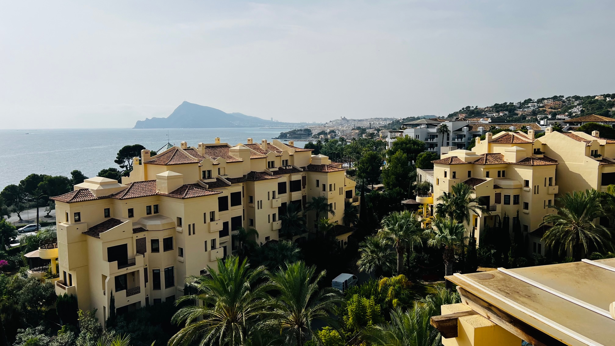Appartement penthouse duplex de 3 chambres avec vues panoramiques et sur la mer à Villa Gadea. Rénové et modernisé avec les meilleurs matériaux du marché.