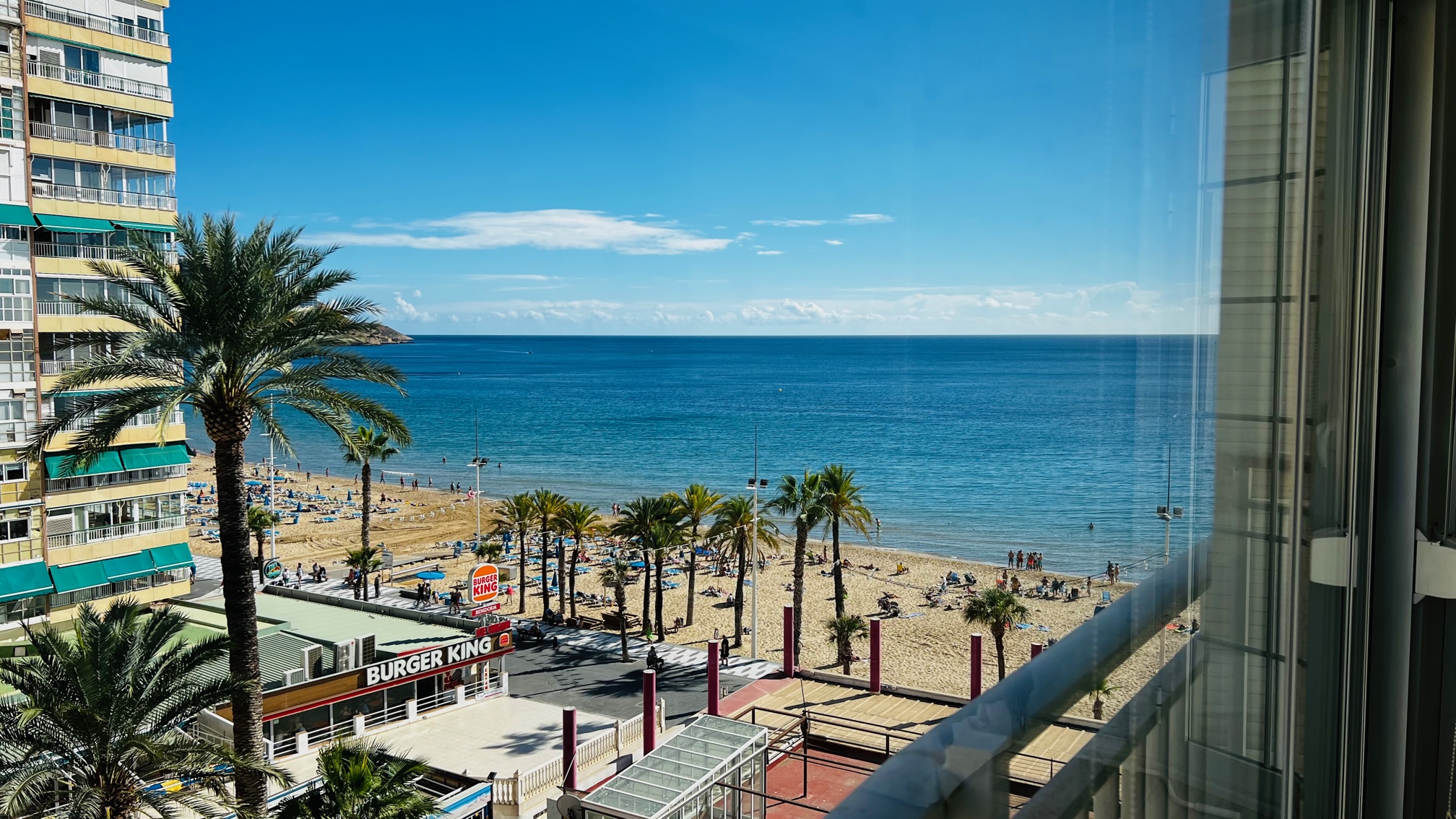 Apartment on the seafront on the Levante beach in Benidorm with beautiful side views. Apartment with two bedrooms, two bathrooms and magnificent terrace.