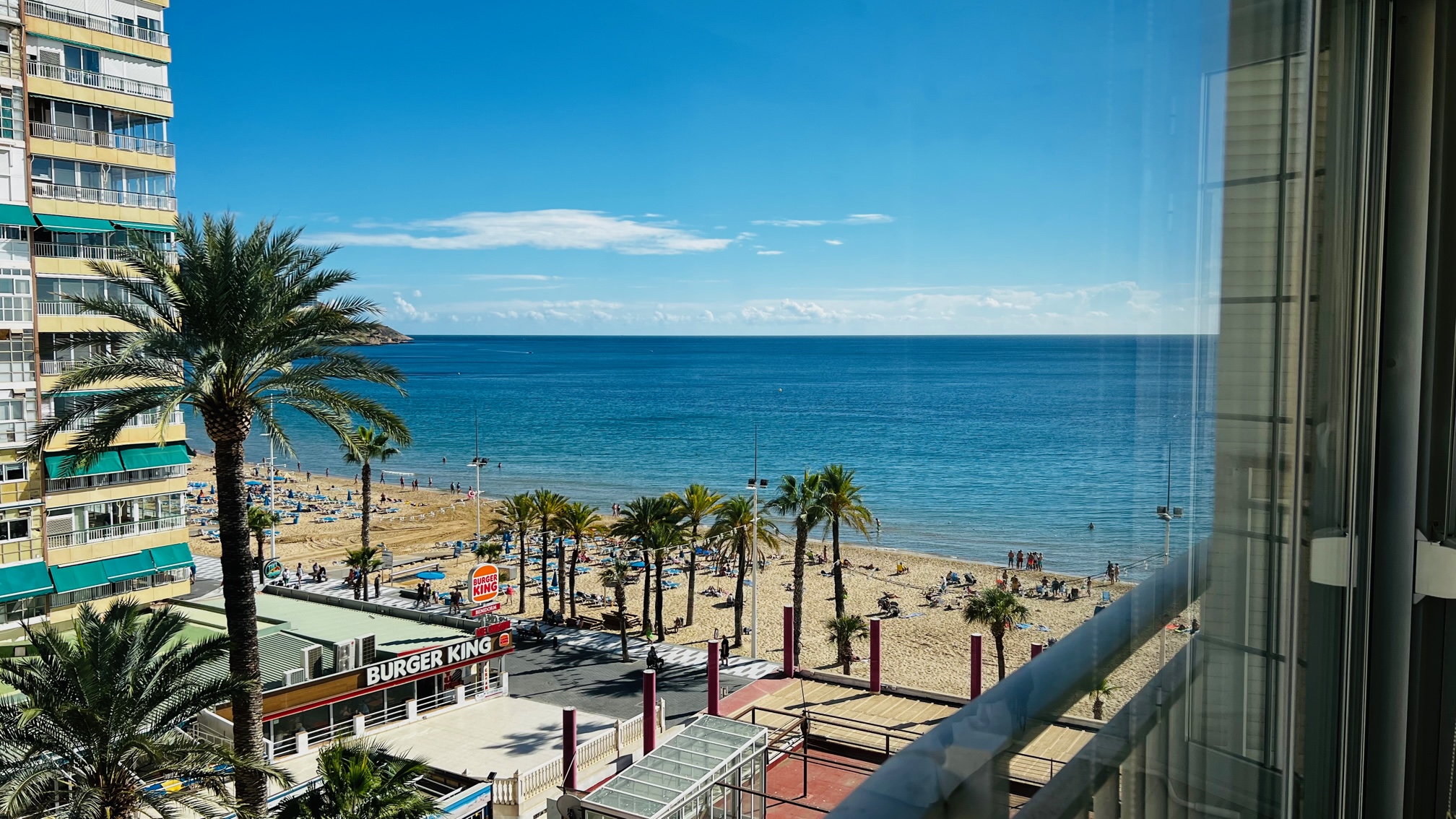 Appartement sur le front de mer sur la plage de Levante à Benidorm avec de belles vues latérales. Appartement avec deux chambres, deux salles de bains et magnifique terrasse.