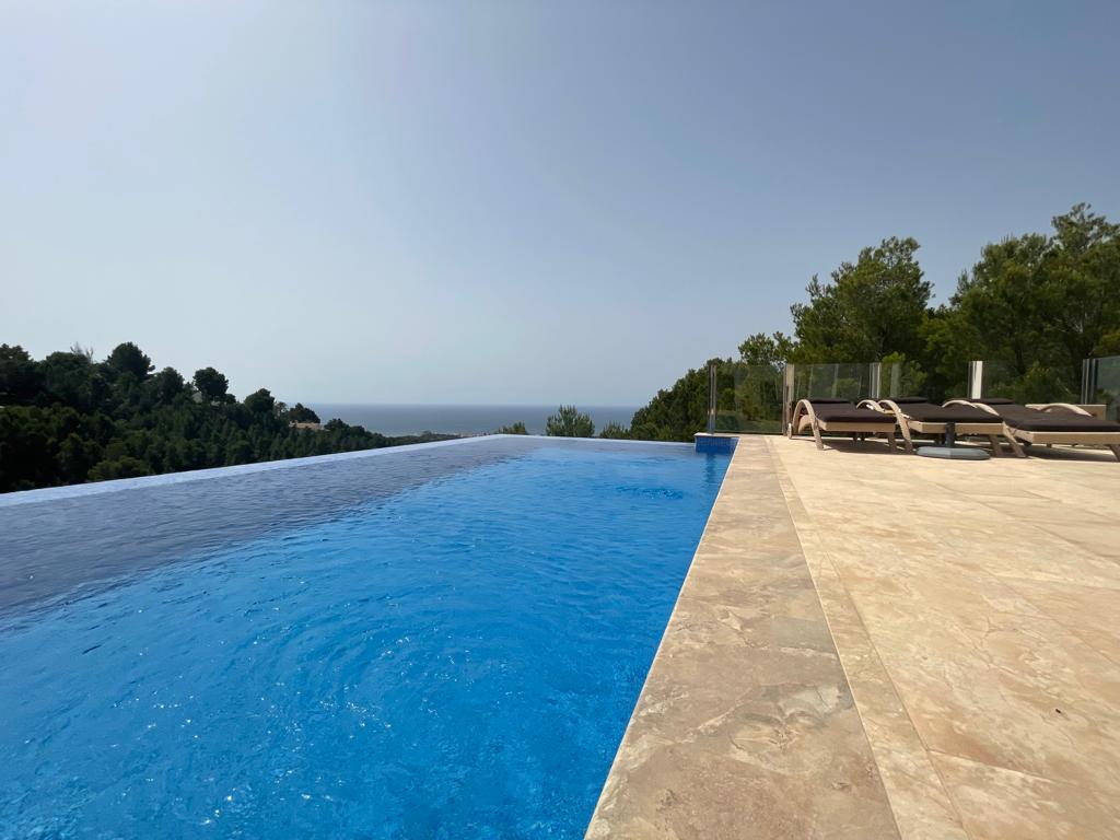 Villa with 6 bedrooms and sea views in  Altea La Vella, designed and built with modern and quality materials. With a bif built surface and a lot of space well used
