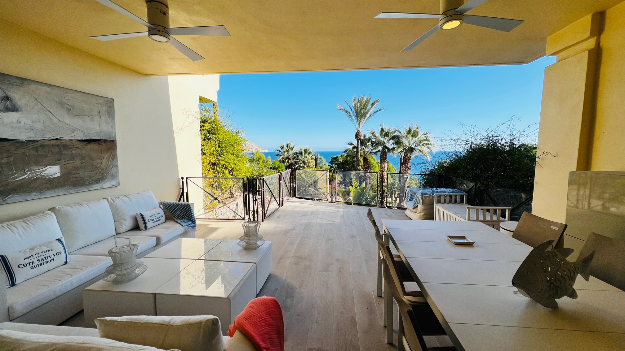 Este impresionante bungalow en primera línea de mar ofrece vistas impresionantes y comodidades de lujo en la exclusiva urbanización Villa Gadea de Altea.