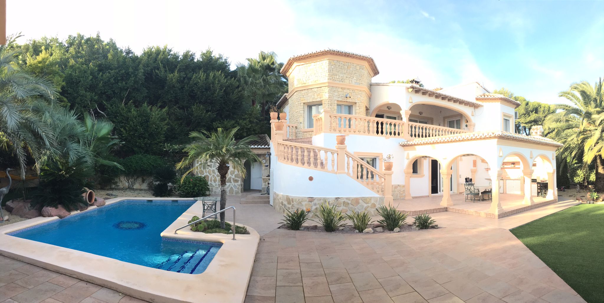 Belle villa avec vues sur la mer. Propriété avec 5 chambres, construite sur un terrain spacieux á côte de la plage de Moraira. 