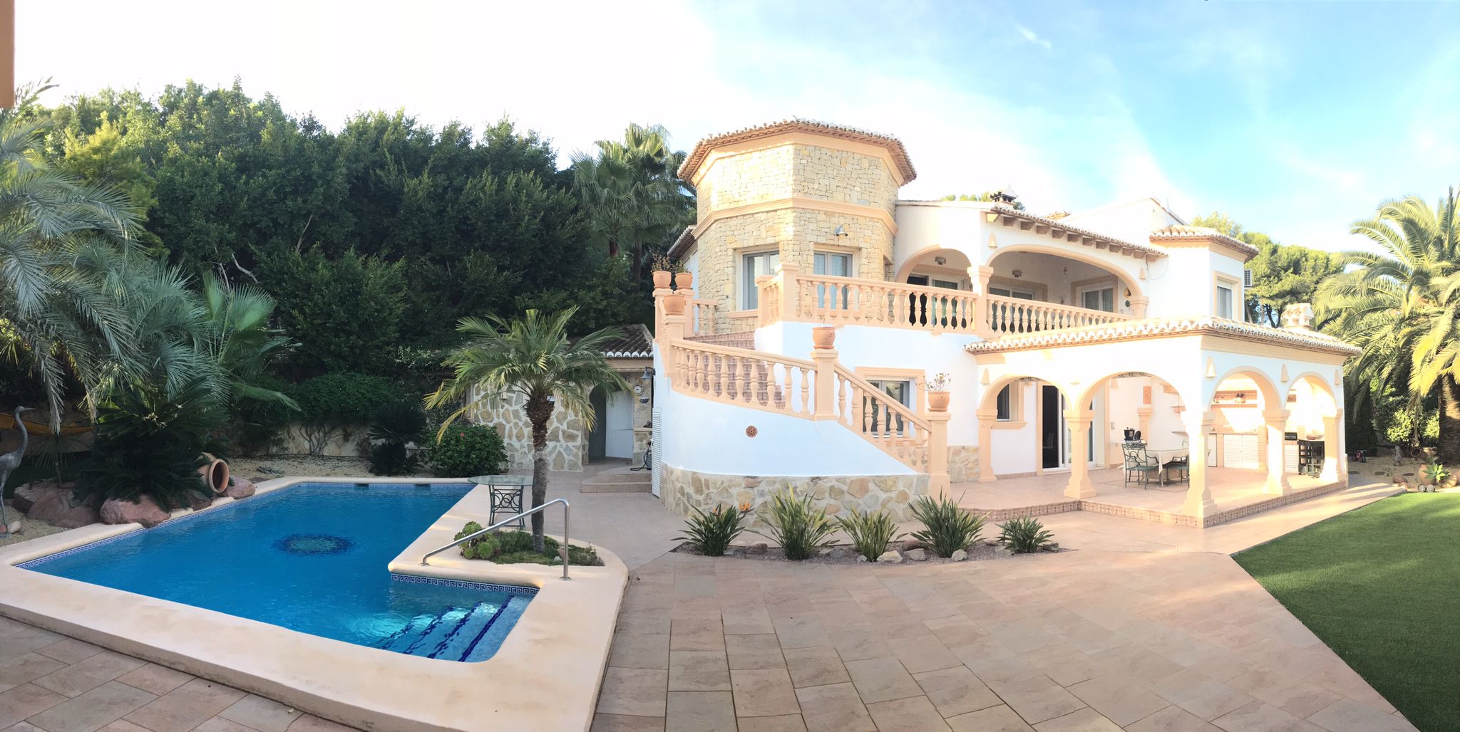 Preciosa villa con vistas al mar. Propiedad con 5 dormitorios, construida sobre una gran parcela a poca distancia de  la siempre hermosa playa de Moraira.