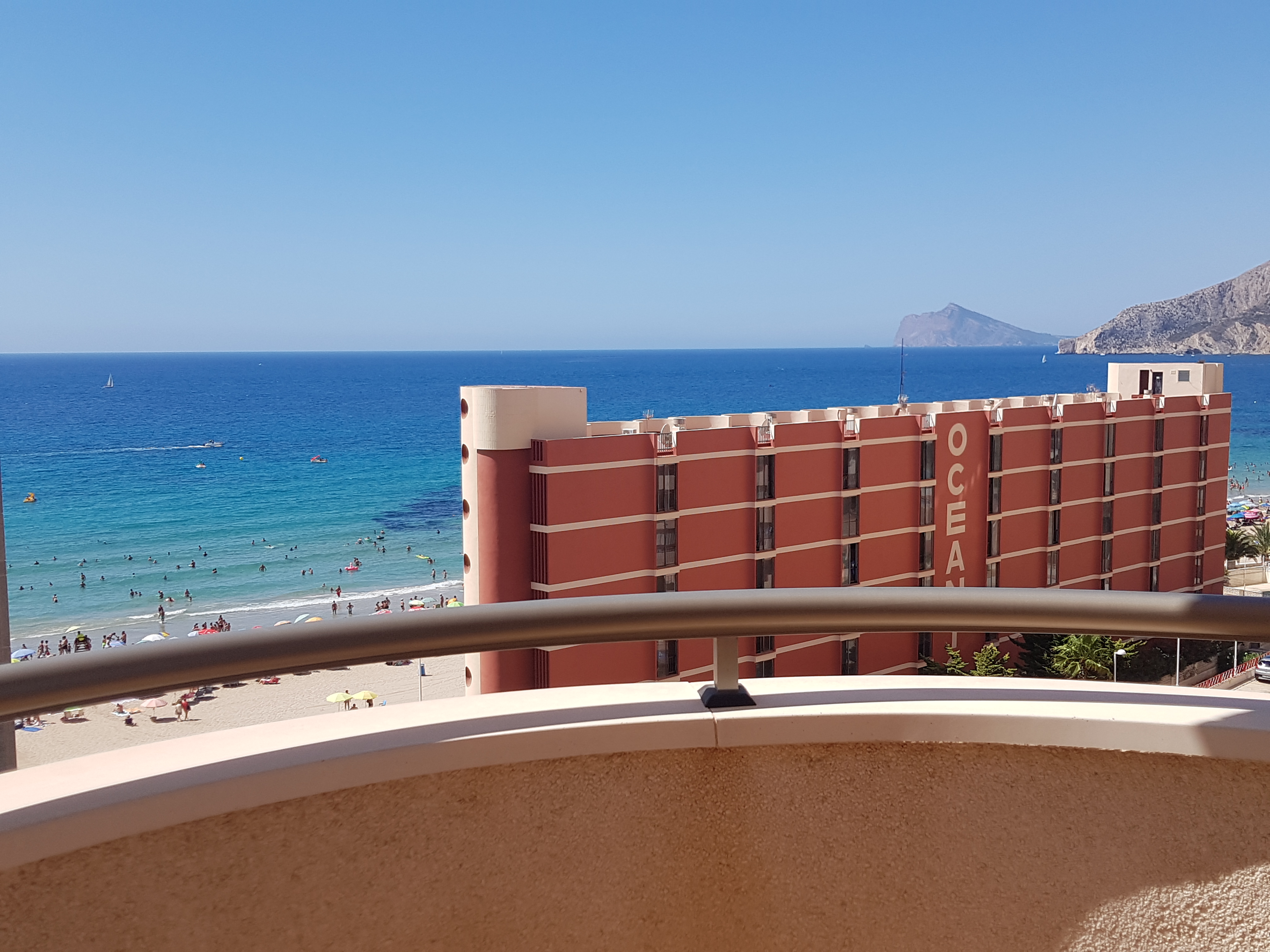 2 bedroom flat with sea views just a few metres from the Arenal beach in Calpe. Parking space and storage room included in the price.