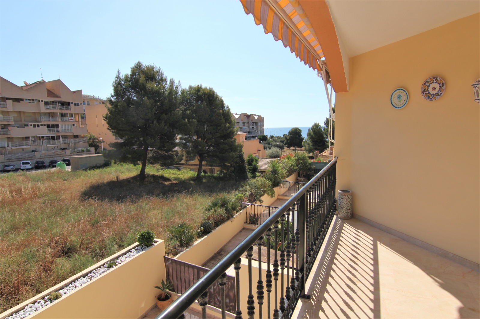 Completely renovated duplex apartment with 2 bedrooms, 2 bathrooms, parking and community pool in la Manzanera, Calpe.