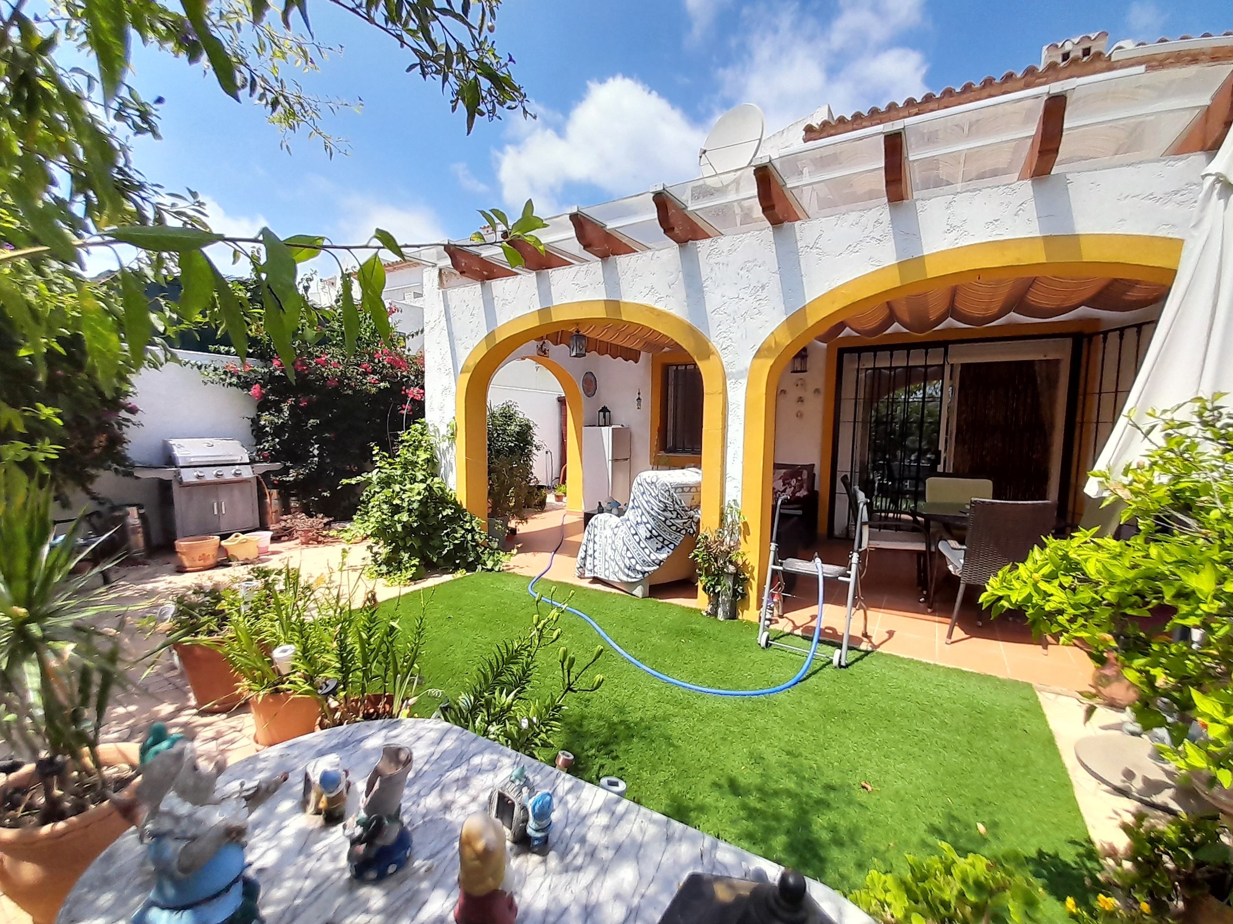Mooie halfvrijstaande woning te koop, met 3 slaapkamers en privétuin, in een rustige urbanisatie in Calpe.