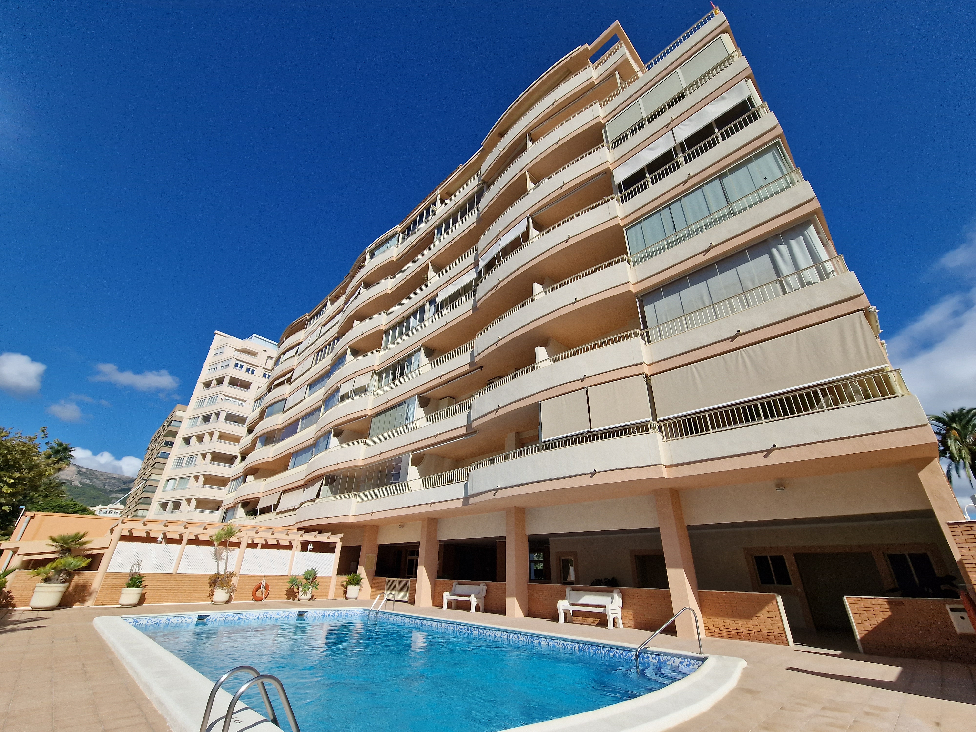 Apartamento de dos dormitorios en venta, muy cerca de la playa del Arenal y del centro de Calpe. Bien cuidado y totalmente amueblado. Con garaje doble.