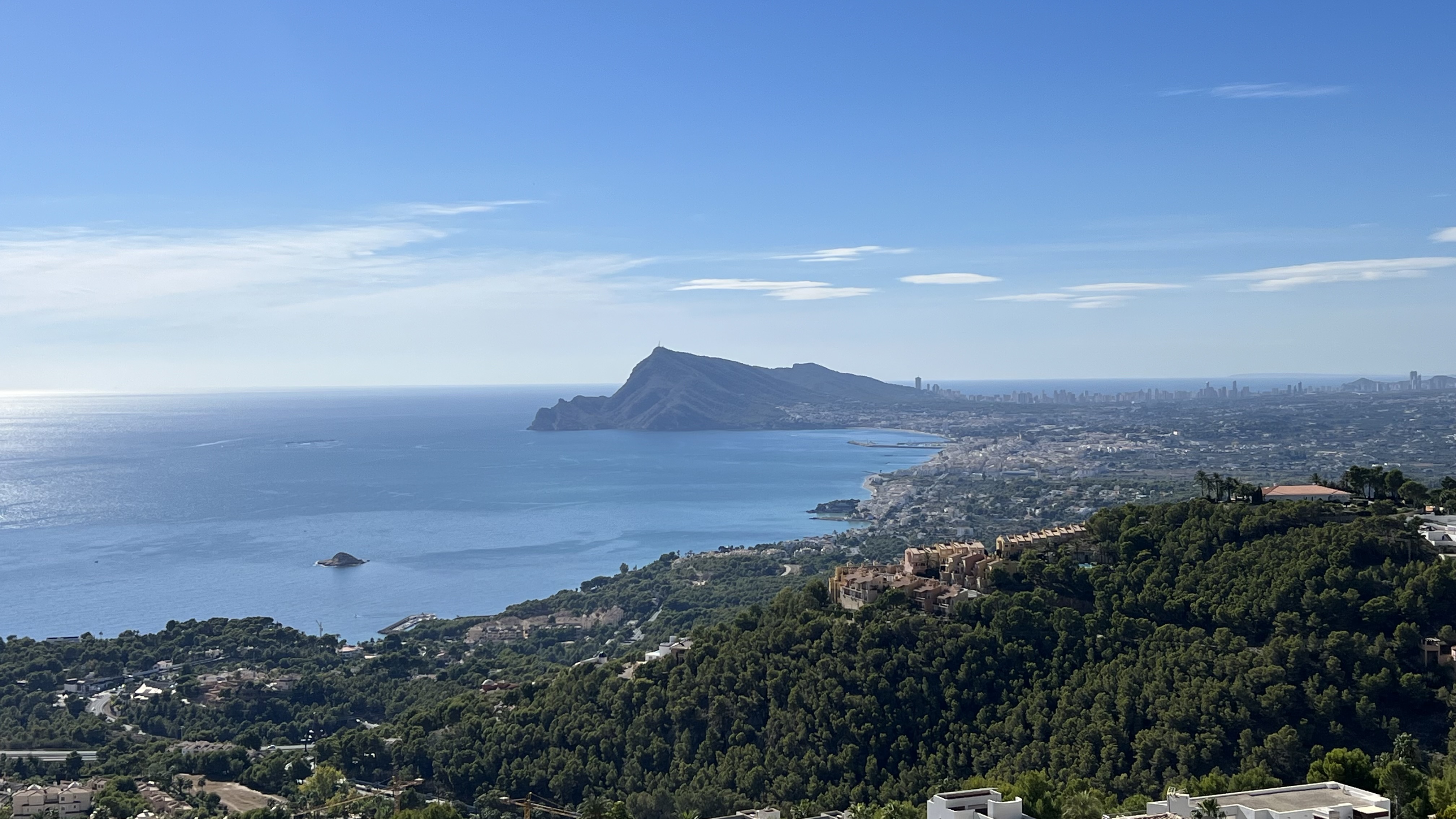 Luxurious and spacious 3-bedroom apartment with spectacular terraces in the exclusive Altea Hills Urbanization with incredible views of the sea and mountains
