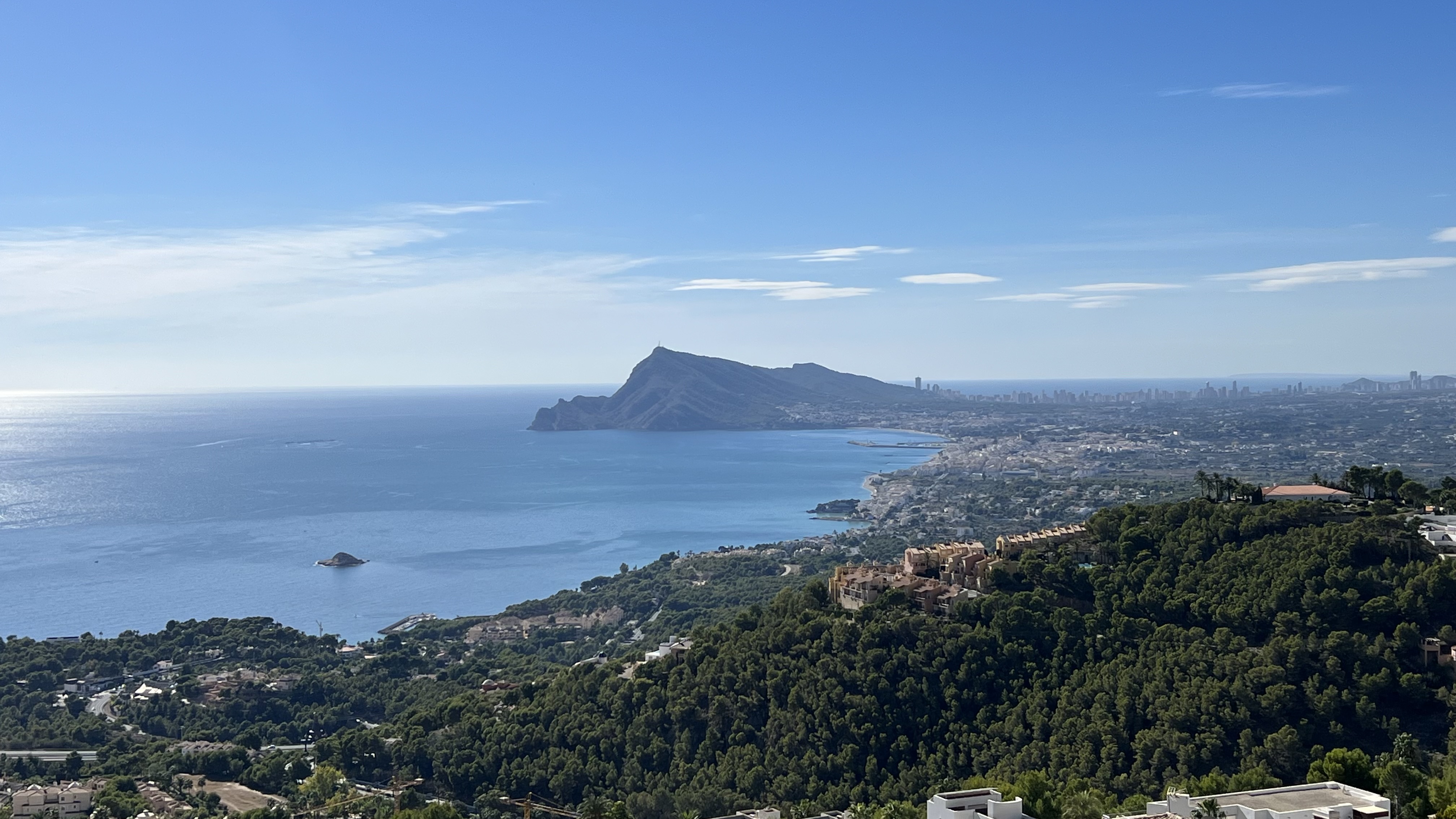 Lujoso y amplio apartamento de 3 dormitorios con espectaculares terrazas en la exclusiva Urbanización de Altea Hills con increíbles vistas al mar y montaña