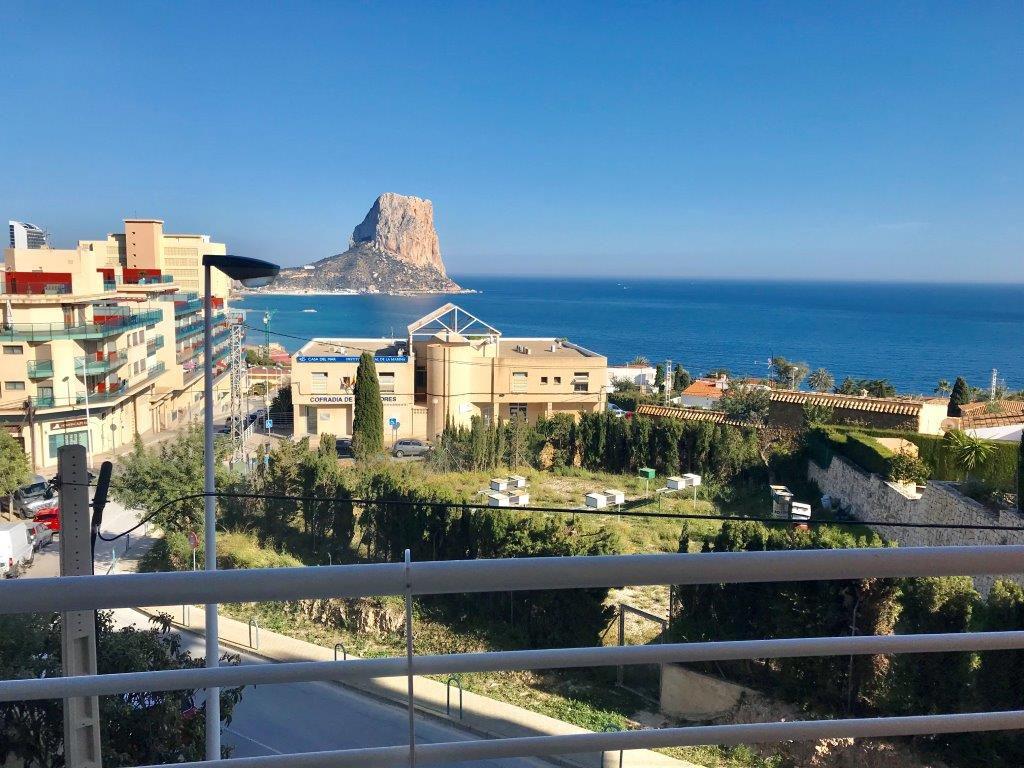 Apartamento de 3 dormitorios en el centro de Calpe. Está muy cerca de la playa y los servicios de la ciudad. Con vistas al mar. Garaje incluido