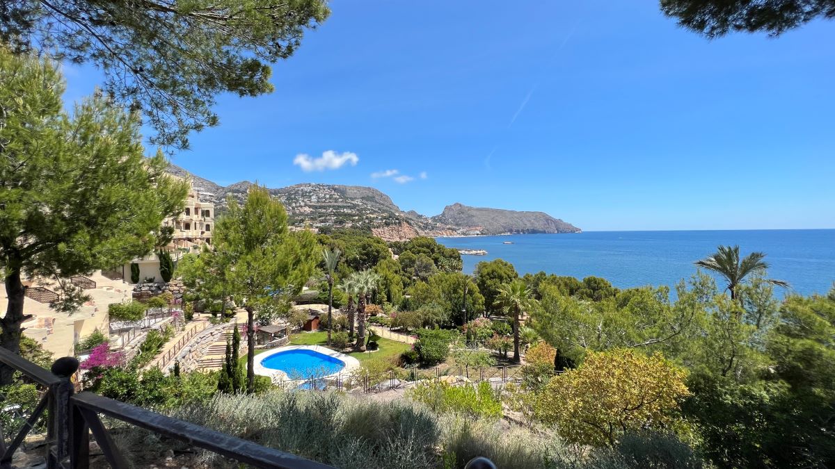 Apartment in a luxury development on the seafront with a private and beautiful garden with three bedrooms and two full bathrooms, renovated, Villa Gadea.