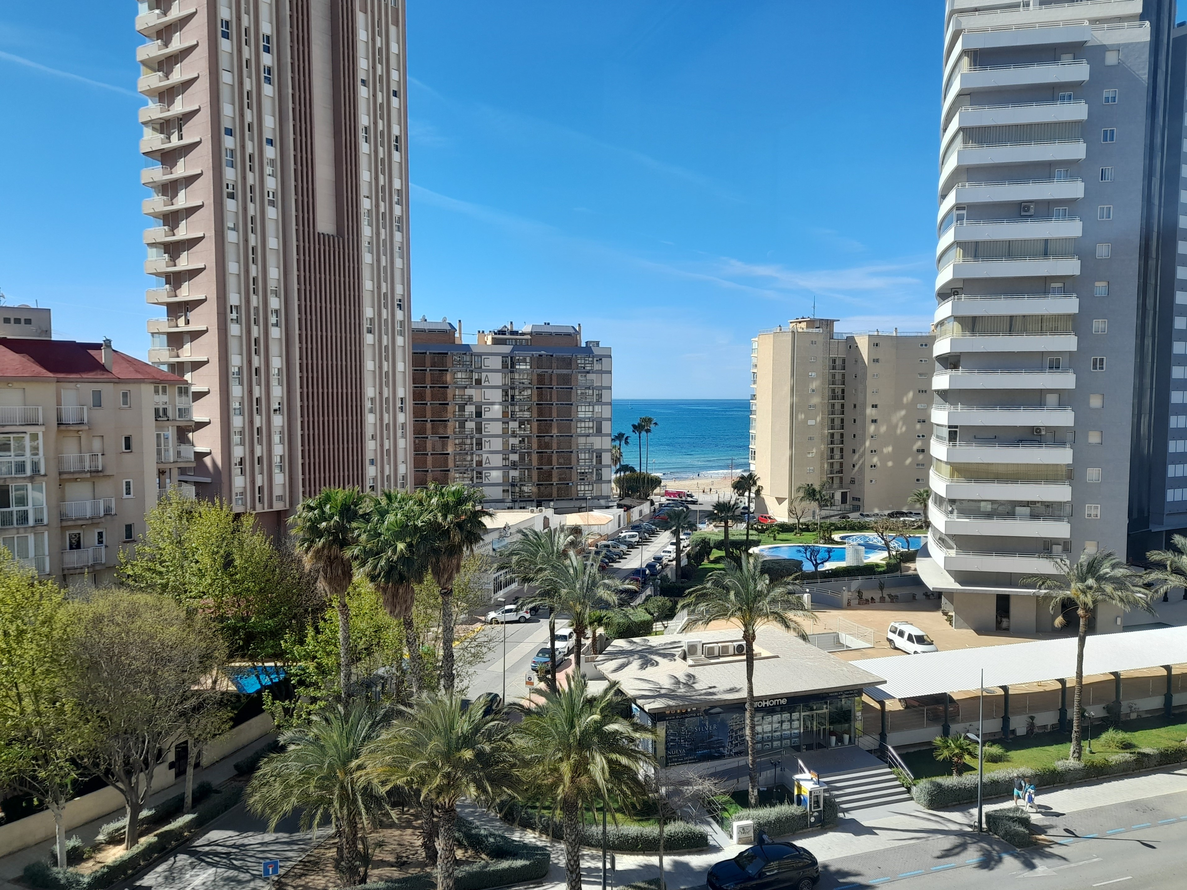Two-bedroom apartment for sale in edificio Peñasol. Located near the Arenal beach and 5 minute walk from the center of Calpe.