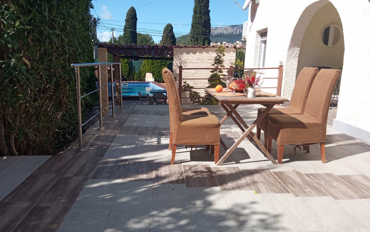 Villa de 4 dormitorios con piscina en Calpe. Construida sobre una parcela llana, la casa consiste en dos viviendas independientes.
