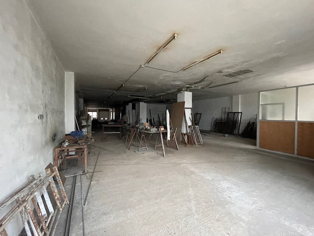 Oportunidad de un local comercial en Calpe, bien situado y con fácil acceso, 330 m2 diáfanos, fachada de unos 15 metros. 