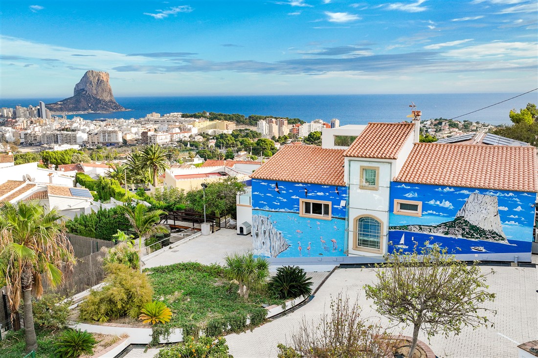 Villa en Calpe con 4 dormitorios y vistas al mar. Situada en una zona privilegiada  esta villa cuenta con todas las comodidades que puedas imaginar.