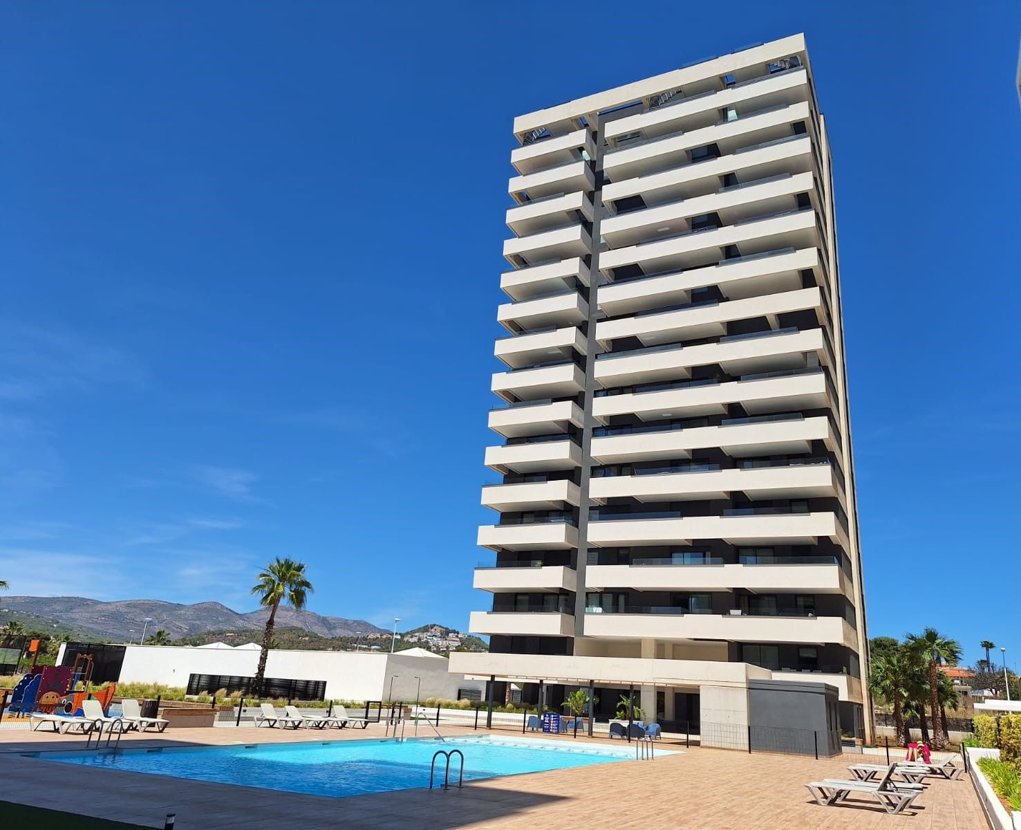 Nuevo ático de 3 dormitorios, cerca de la playa Arenal, con vistas al mar, en Calpe.