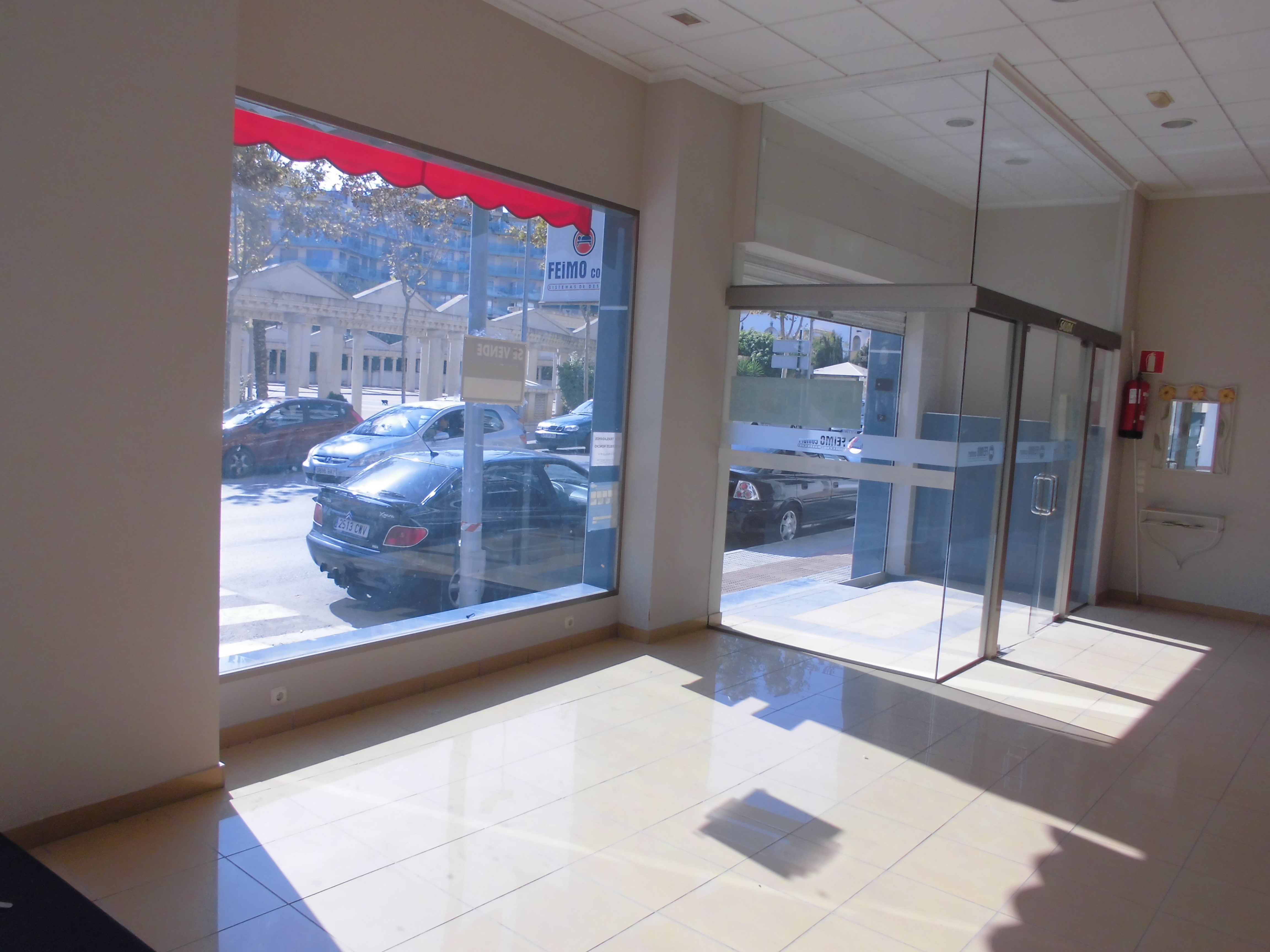 Amplio local comercial de 196m2 en Calpe, con ubicación inmejorable frente a la plaza mayor. Escaparate llamativo, espacio de oficina y todas las comodidades.