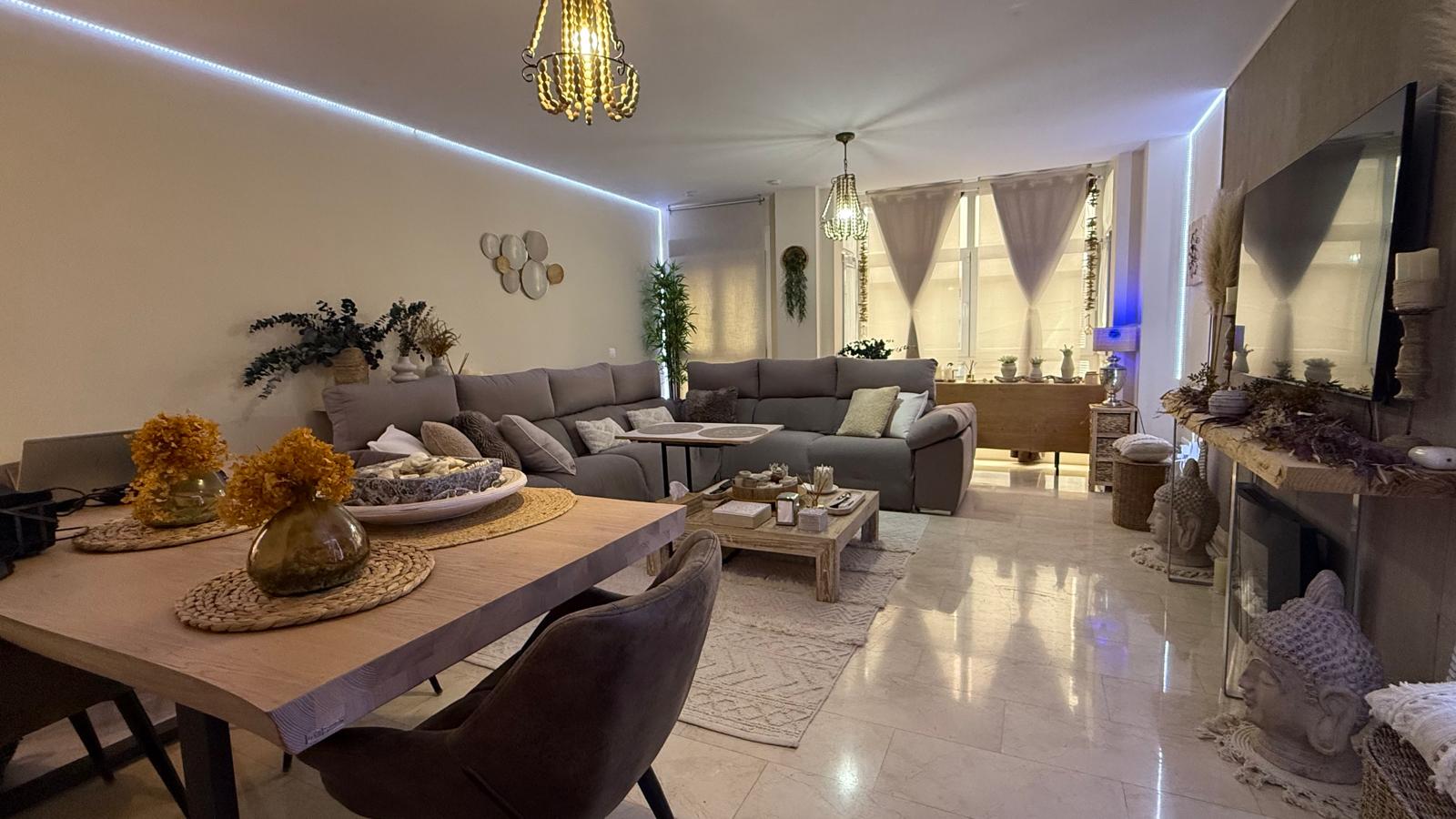 Descubre este encantador apartamento de 2 habitaciones en el corazón de Altea, a pocos metros de la playa. Acabados de calidad, trastero y ascensor. ¡Visítalo!