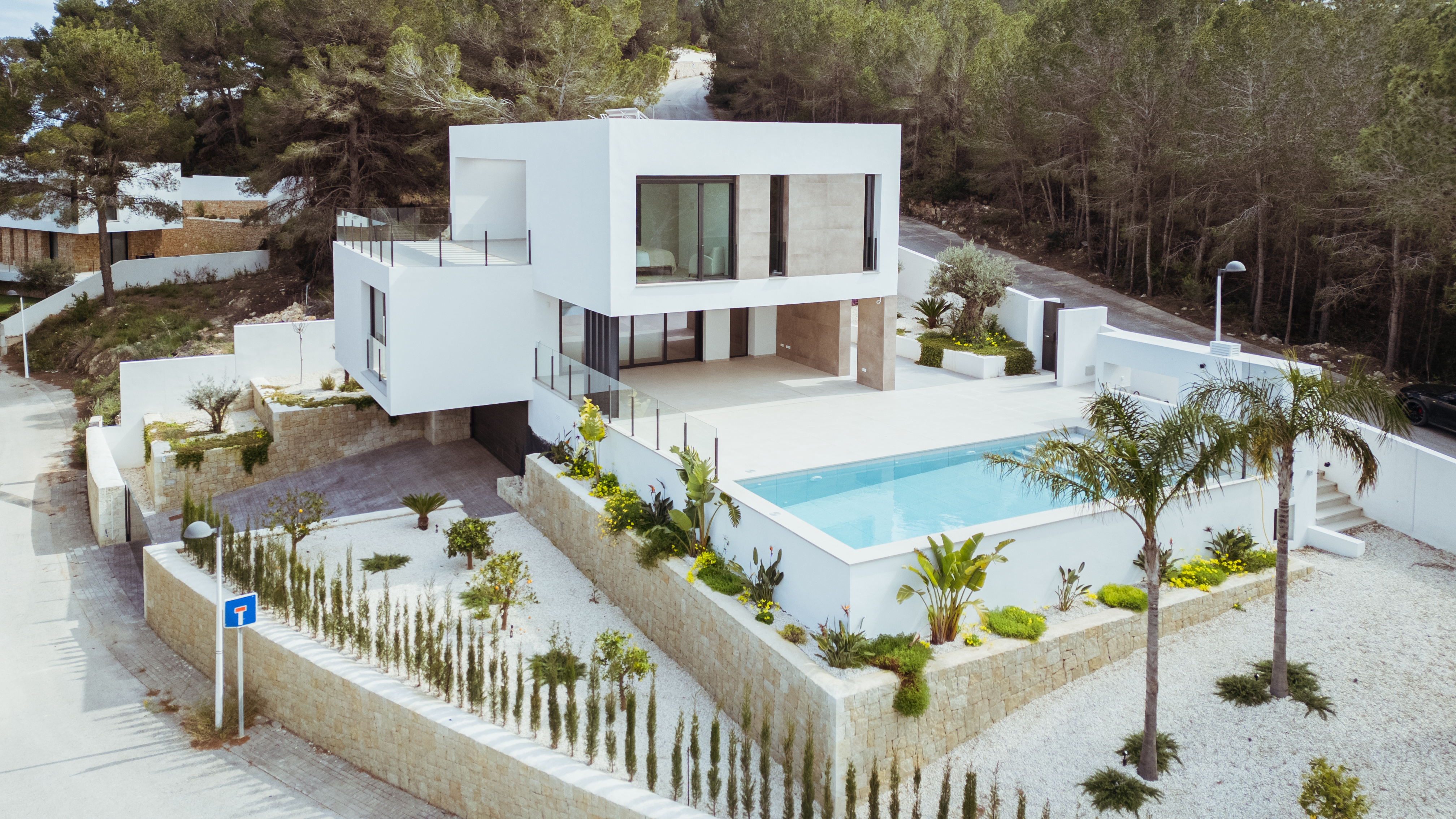 Villa de 4 dormitorios con piscina entre Teulada y Moraira. Construida  con materiales de primera calidad, electrodomesticos de alta gama y muebles modernos.
