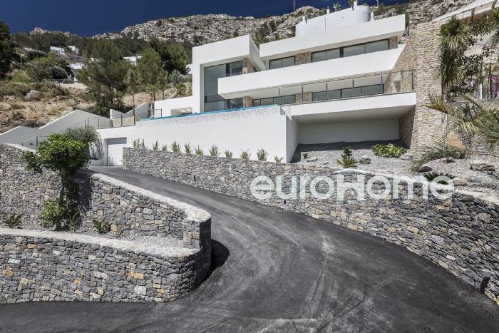 New villa for sale in the prestigious urbanization of Altea Hills. Wonderful sea and mountain views.