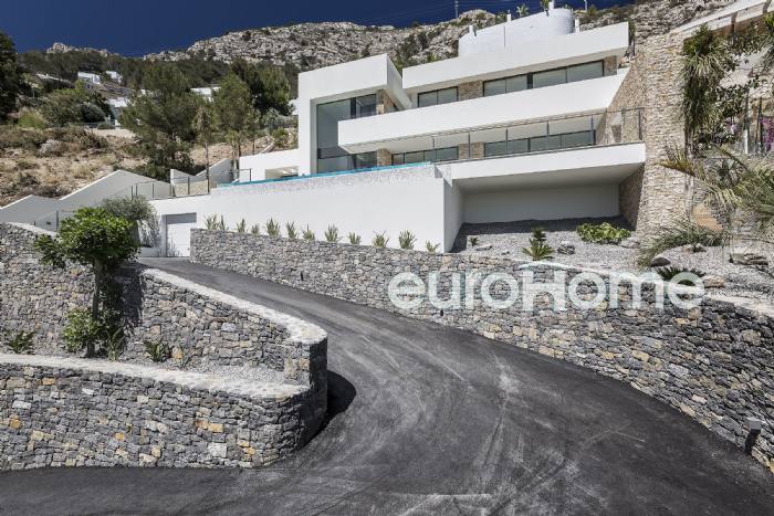 Het verkoopt nieuwe villa in de prestigieuze urbanisatie van Altea Hills. Prachtig uitzicht op zee en de bergen.