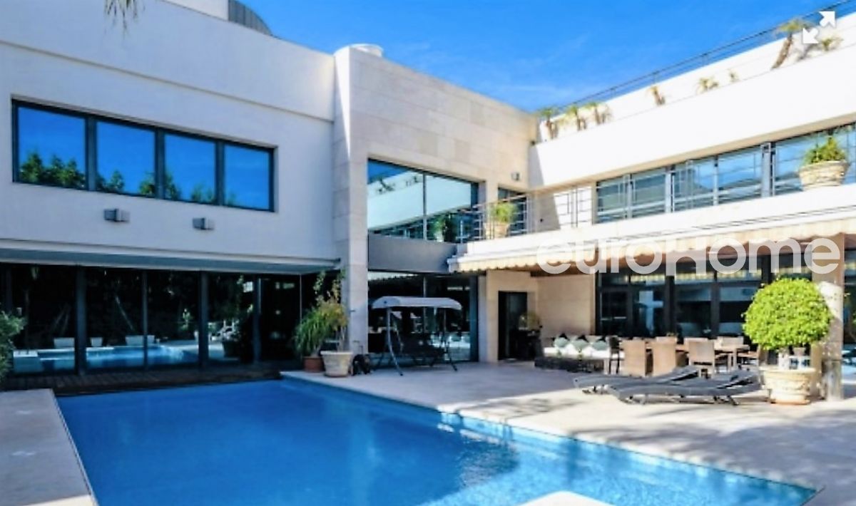 Magnifique villa avec 8 chambres et 11 salles de bain située à Alicante. Piscine privée et jardin tropical, garage pour 6 voitures, proche de tous les services
