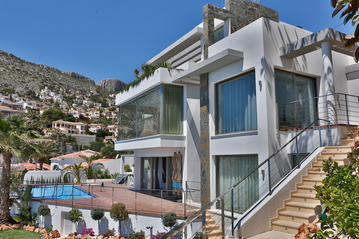 Villa de lujo en Calpe con impresionantes vistas al mar y Peñon Ifachen venta. Dispone de piscina, jacuzy, salon, cocina moderna y 4 dormitorios.